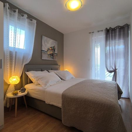 Villa Seaview With Pool - Apartment Yellow Трогир Экстерьер фото