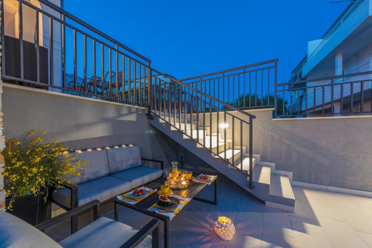 Villa Seaview With Pool - Apartment Yellow Трогир Экстерьер фото